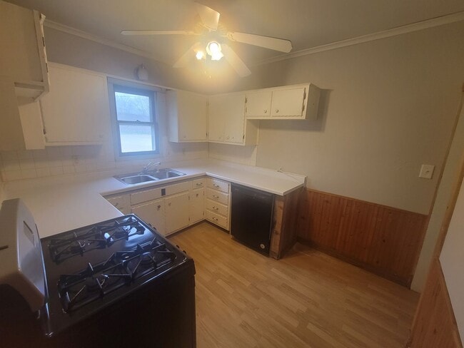 Building Photo - 4 Bedroom House with Fenced in Yard!