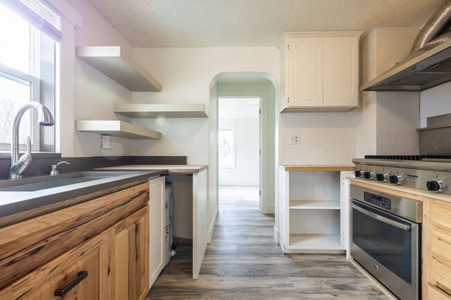 Foto del edificio - COUNTRY LIVING - 3 Bed 1 Bath with a 1 sta...