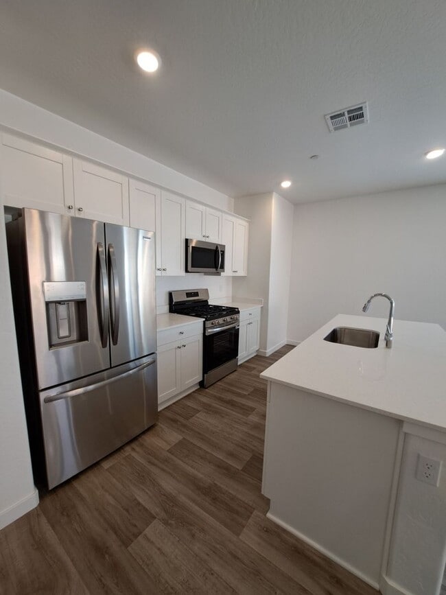 Building Photo - Spacious 3BR/2BA Home with Great Amenities in Madera!