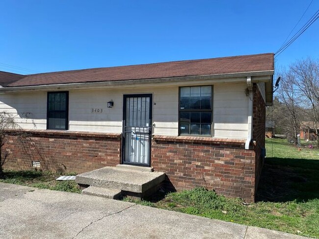 Building Photo - Renovated 2 Bedroom Duplex off Brick Churc...