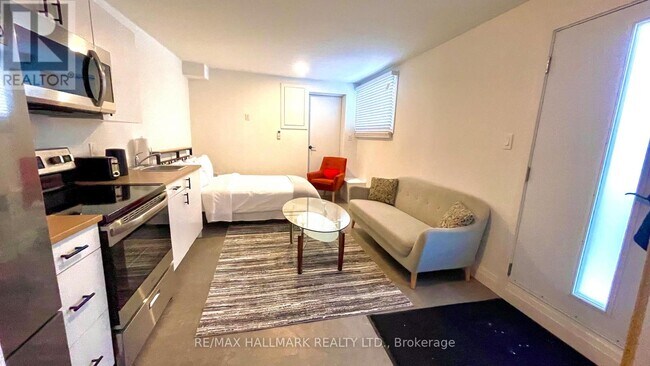 Photo du bâtiment - 930 Lake Dr E