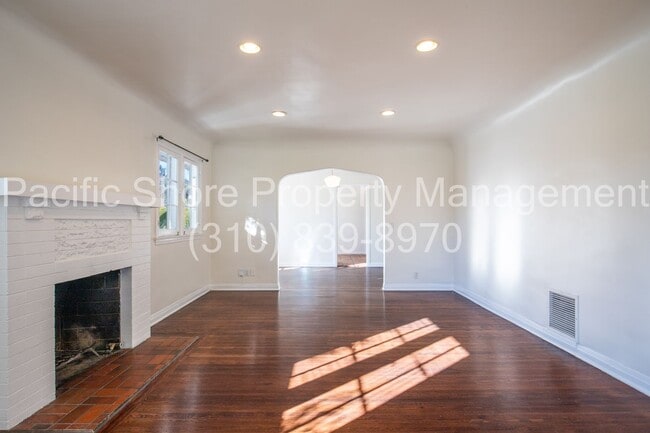 Building Photo - 8159 Willoughby Ave