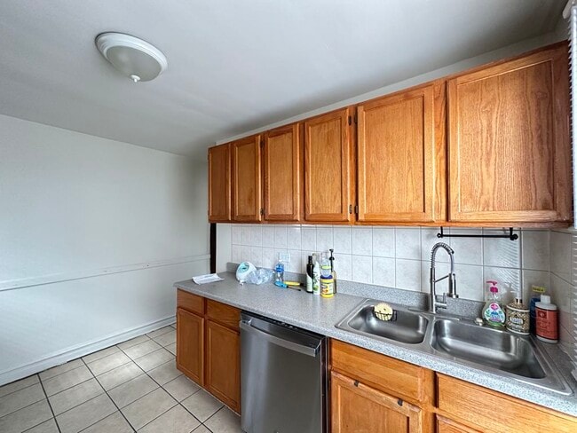 Building Photo - 733 Elm