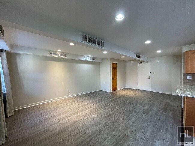 Foto del edificio - Large Studio with yard access in Middle Vi...