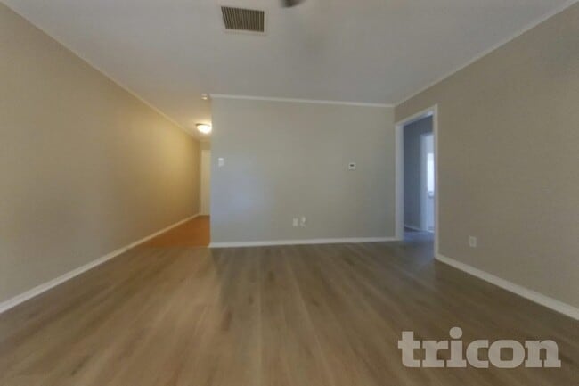 Building Photo - 5129 Laurel Ln