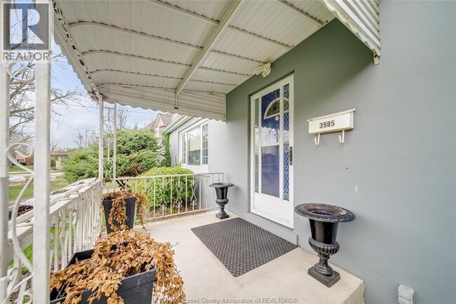 Building Photo - 3985 Roseland Dr E