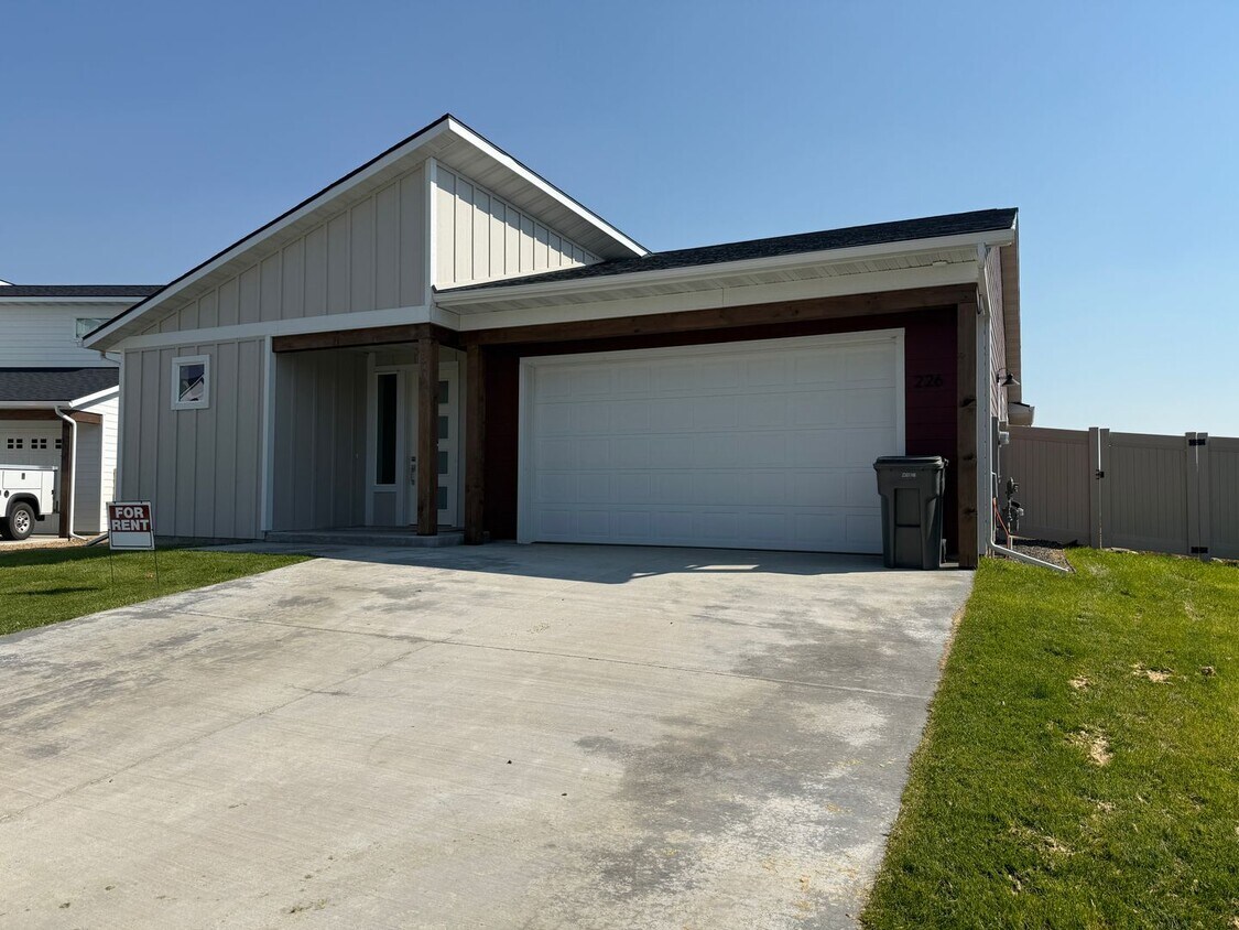 Primary Photo - Pet Friendly 3 Bed 2.5 Bath Single Family ...
