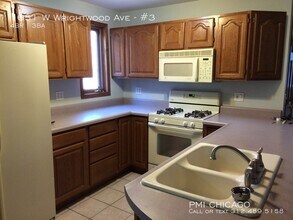 Building Photo - 1651 W Wrightwood Ave
