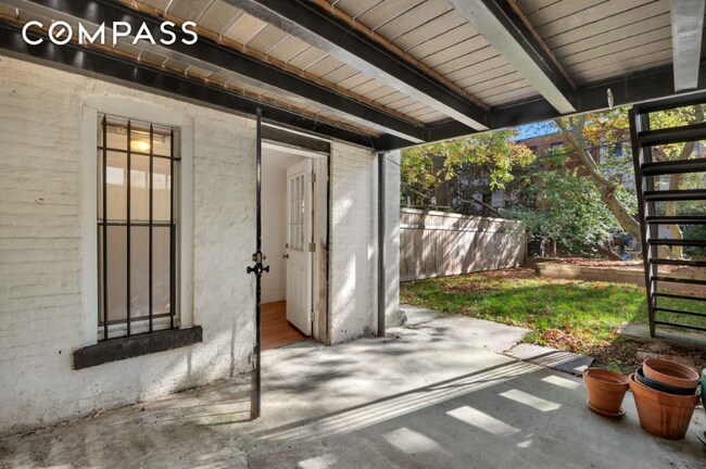 Building Photo - 818 Putnam Ave