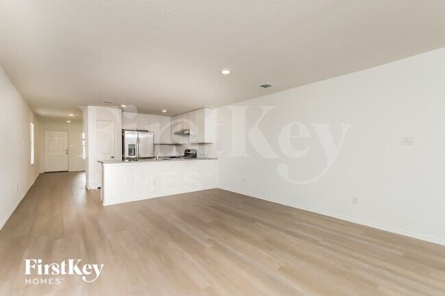 Foto del edificio - 10610 McClintock Dr