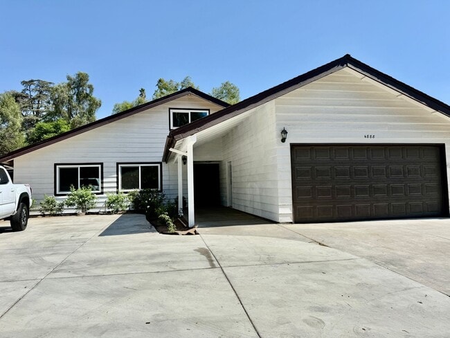 Large Single Story Home w/Loft - Large Single Story Home w/Loft