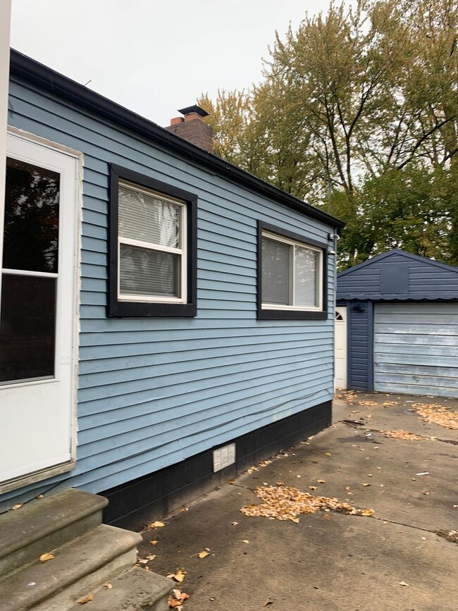 Building Photo - Charming 3 Bedroom Home with Garage in Sou...