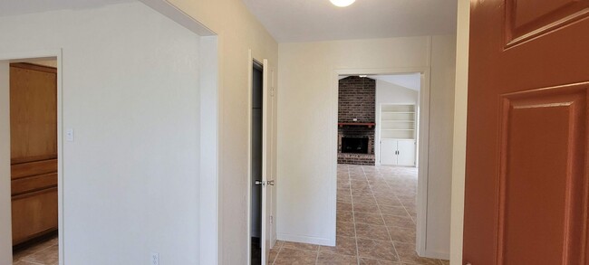 Foto del edificio - Like new, remodeled corner 3/2/2 all-tiled...