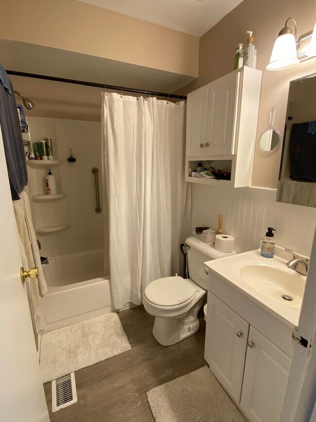 Full bath - 760 Eugene Ave