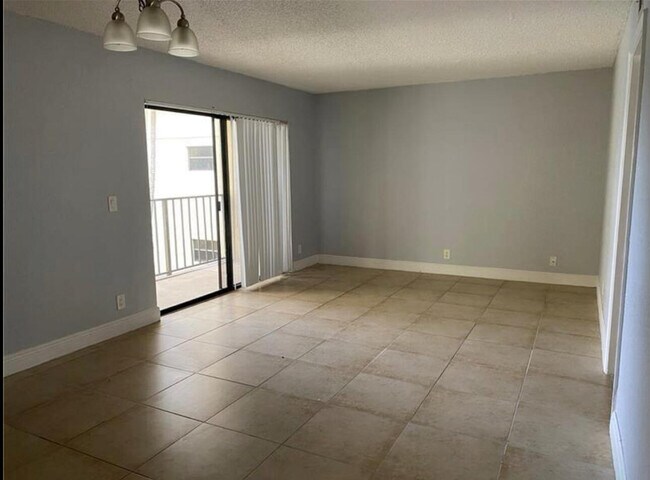 Foto del edificio - 1455 Lake Crystal Dr