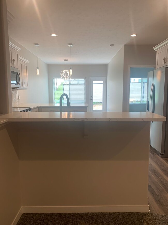 Foto del edificio - Walkout ranch townhome with 2 stall garage...