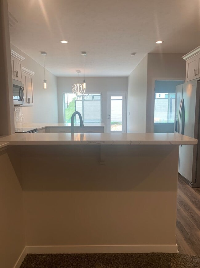 Building Photo - Walkout ranch townhome with 2 stall garage. Spacious 2 bedrooms with walk in closets, 2.5 bathroo...