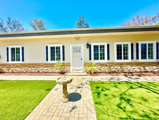 Foto del edificio - Stunning Top to Bottom, Inside & Out Remodel Job on this Rental Home, Minutes to Fallbrook or Bon...