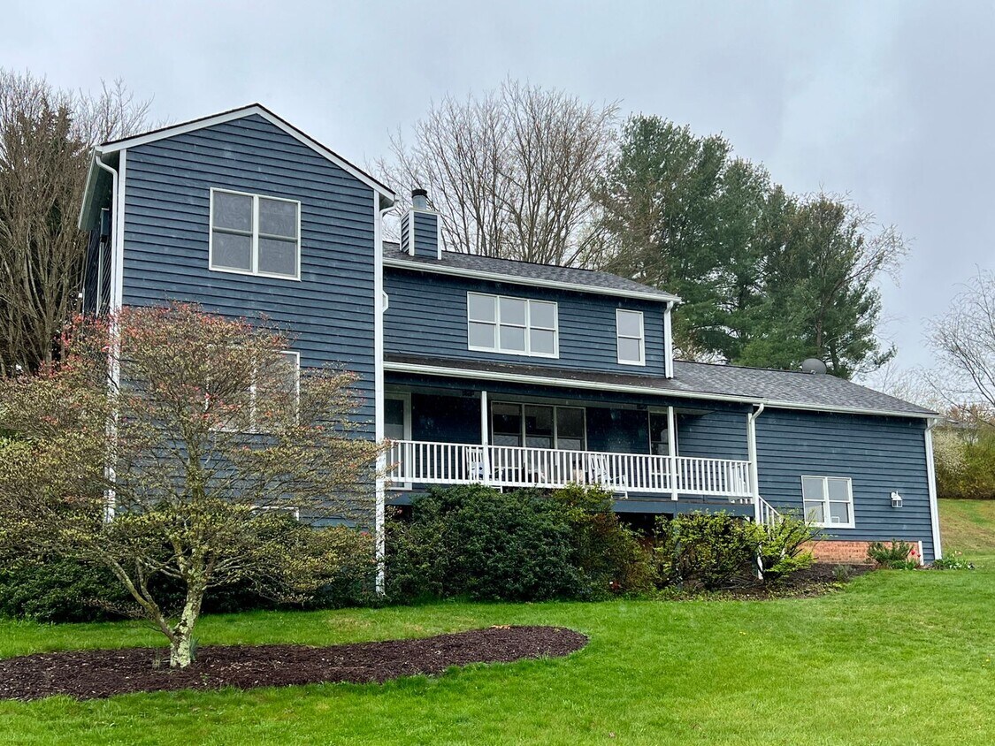 Furnished 5 Bedroom Home On Seminole Drive House Rental in Blacksburg