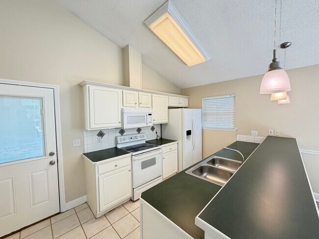 Building Photo - 2116 Heathrow Dr