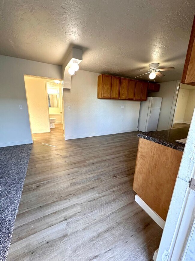 Foto del edificio - LARGE DOWNSTAIRS CORNER UNIT 2 BED 1 BATH