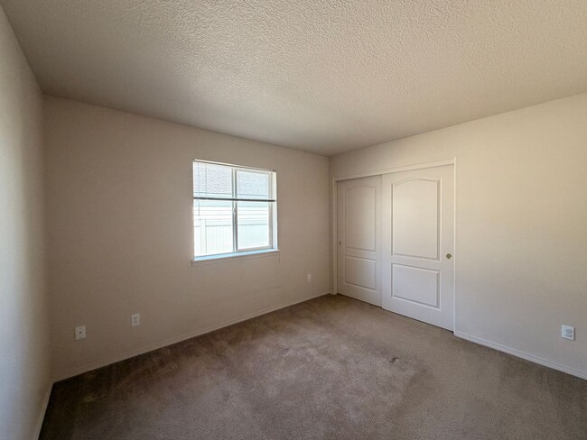 Building Photo - 2 Bedroom, 2 Bathroom Duplex in NE Bend – Available Late May