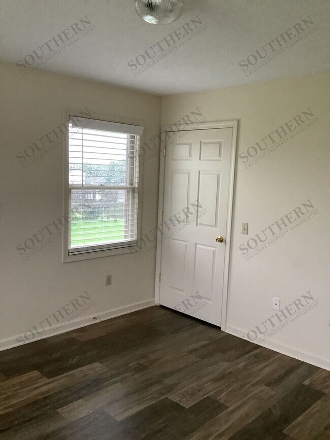 Foto del edificio - 300 Trista Ln