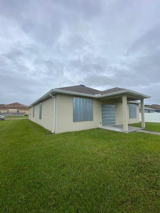 Foto del edificio - 1781 SW Cinema St