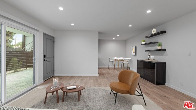Foto del edificio - 2021 N Beachwood Dr