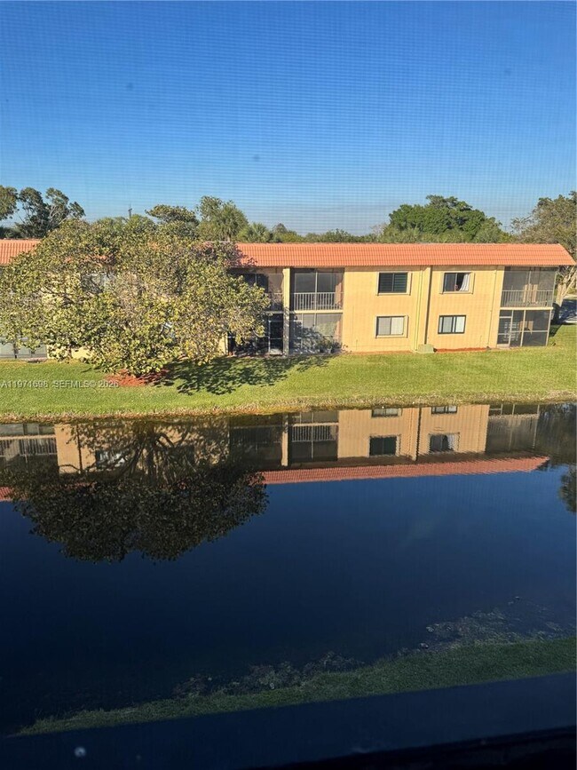 Building Photo - 200 Lakeview Dr