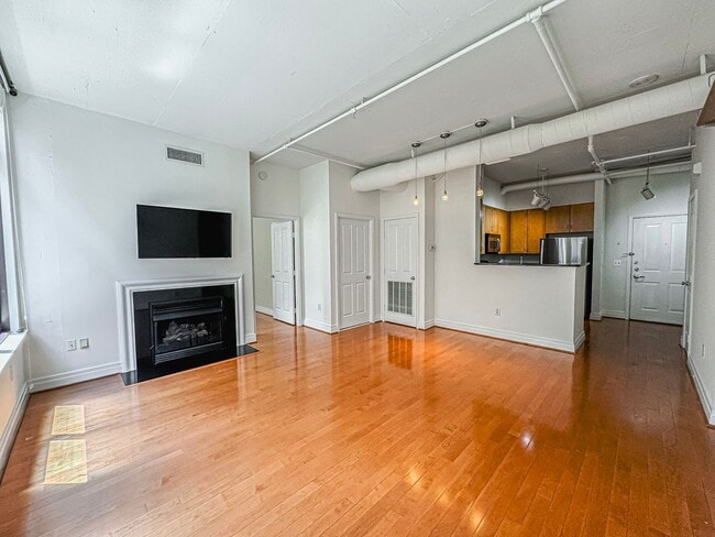 Building Photo - Luxurious 2 Bed 2 Bath Condo In Station Sq...