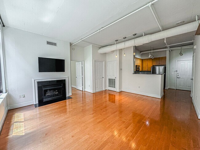 Foto del edificio - Luxurious 2 Bed 2 Bath Condo In Station Sq...