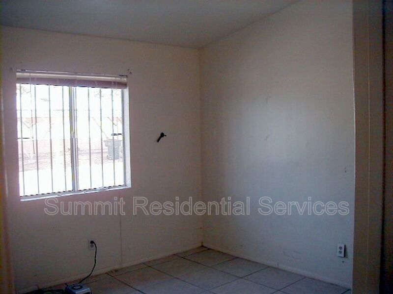 Building Photo - 383 E Thoroughbred St