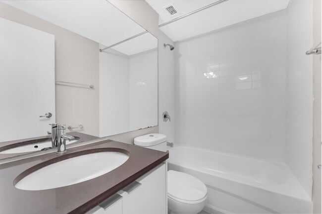 Building Photo - 145 York St