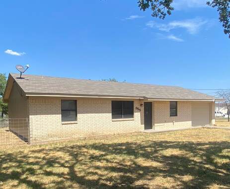Building Photo - 3 bedroom 2 bath close to everything