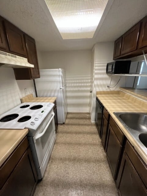 Building Photo - 2214 Capitan Dr