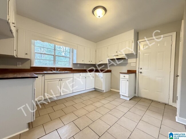 Building Photo - 908 5 Mile Rd