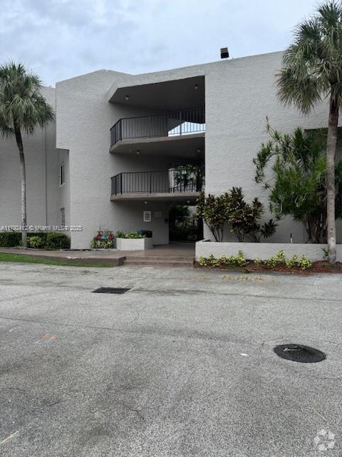 Building Photo - 3100 Riverside Dr