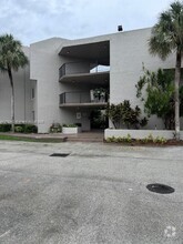 Building Photo - 3100 Riverside Dr
