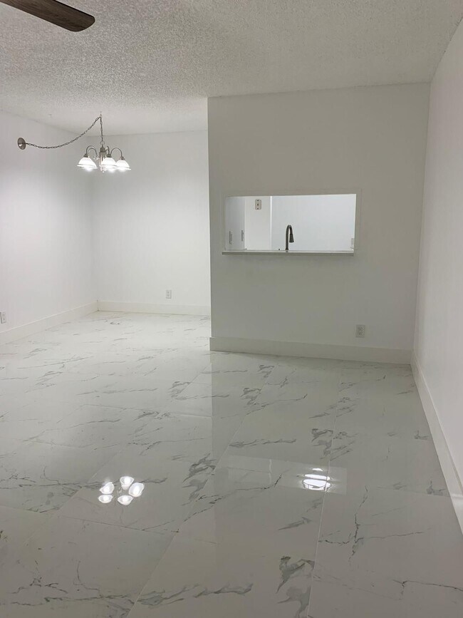 Building Photo - 1021 Twin Lakes Dr