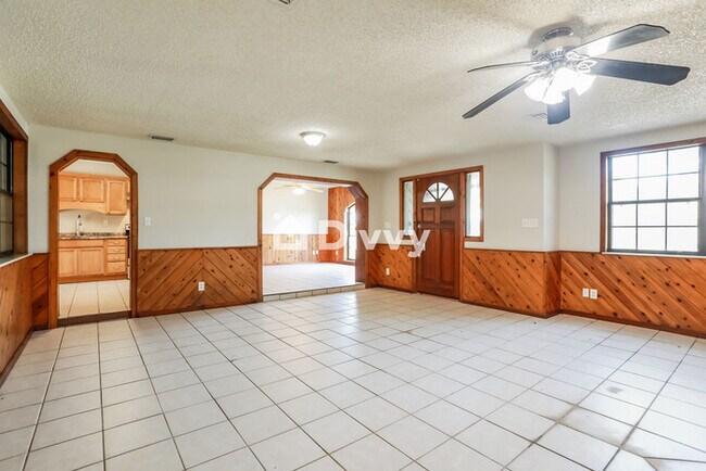 Building Photo - 2207 Diana Dr