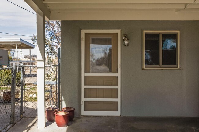 Foto del edificio - 501 El Paraiso Rd NW