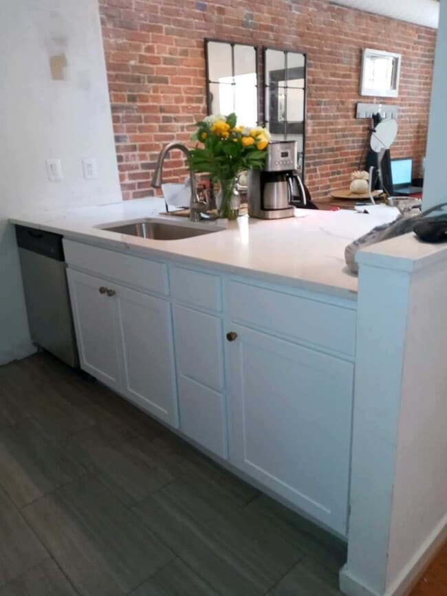 Quartz countertops - 2639 Boston St