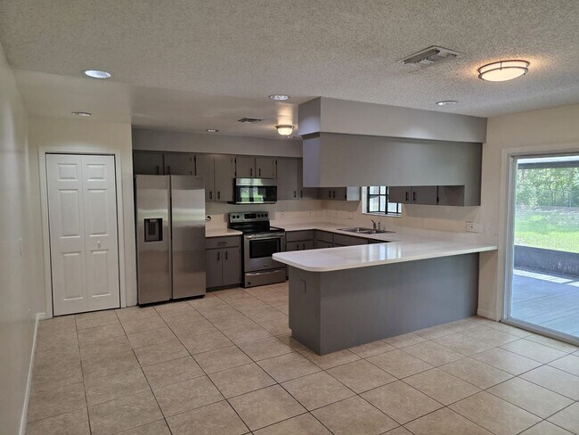 Foto del edificio - 619 Knowles Rd
