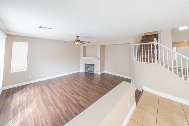 Building Photo - Gated Community House!