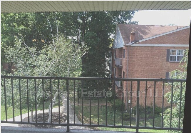 Building Photo - 400 Drummers Ln