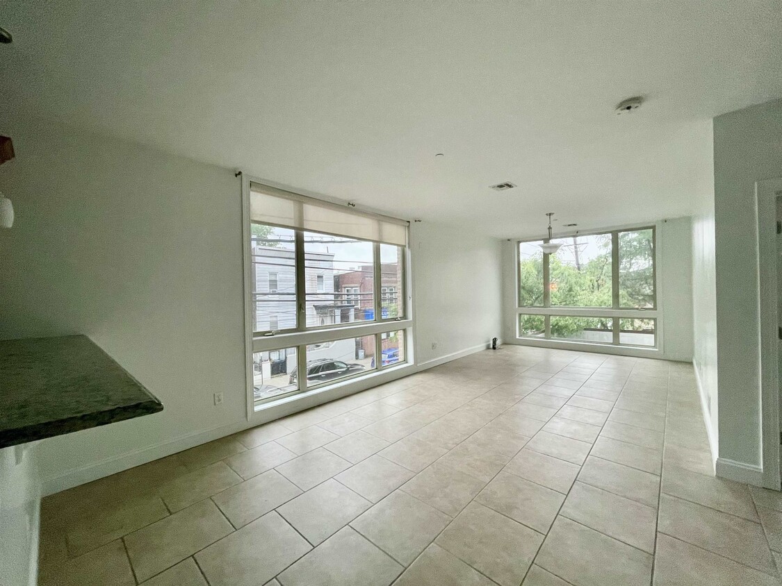 Primary Photo - 422 68th St