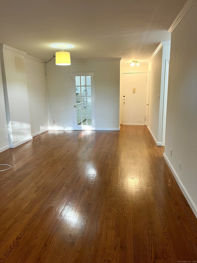 Building Photo - 71 Strawberry Hill Ave