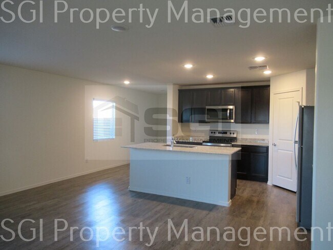 Foto del edificio - SINGLE LEVEL 4 BEDROOM 2 BATHROOM HOME!