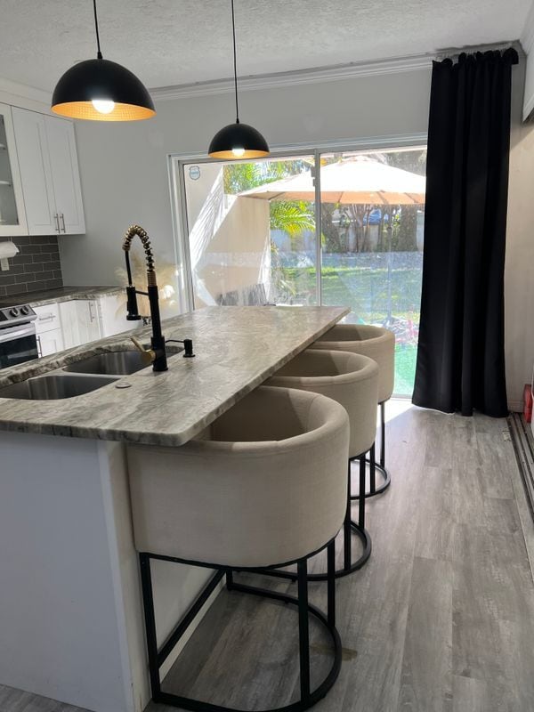 Foto del edificio - 5080 Elmhurst Rd